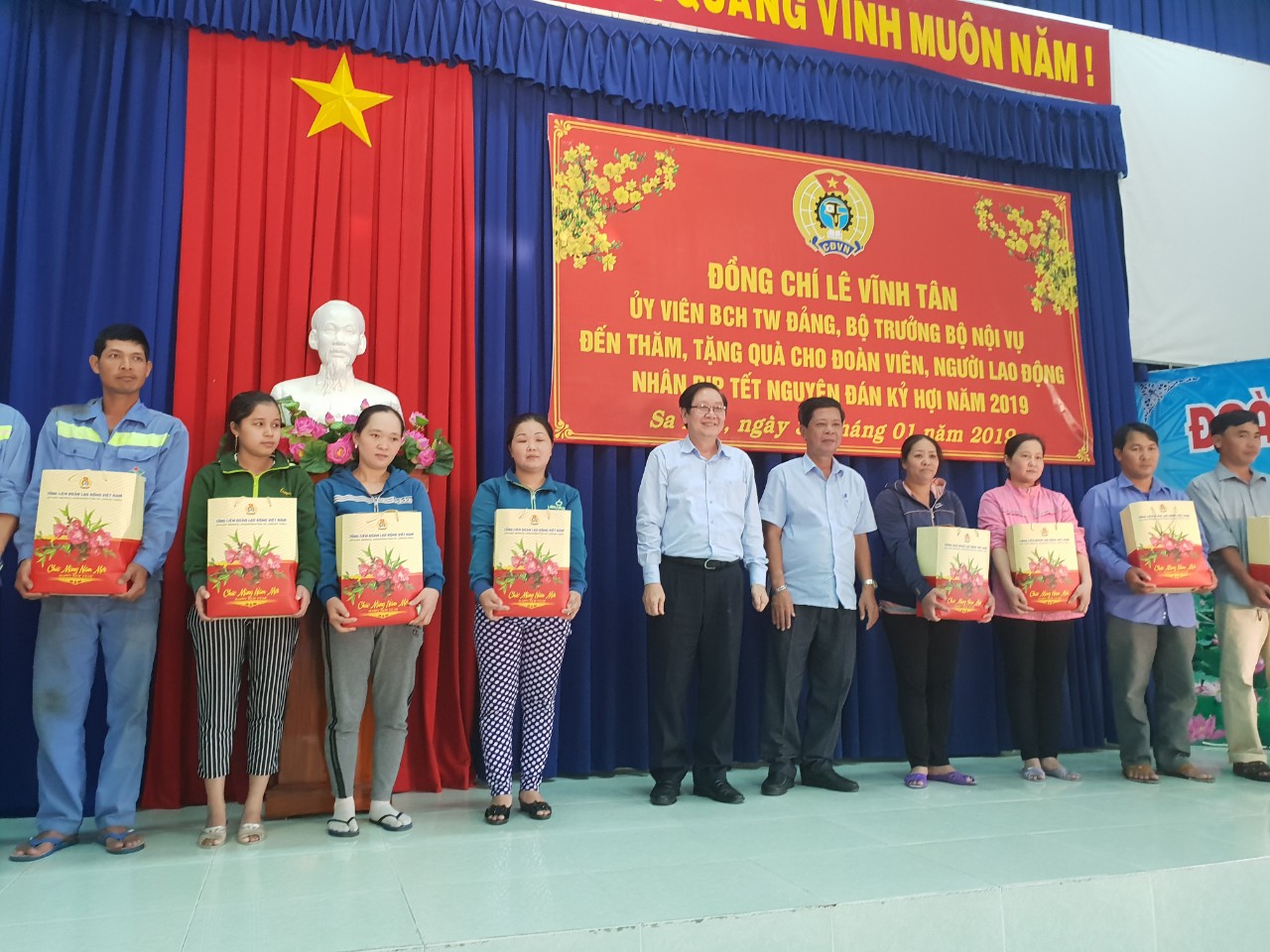 Bộ trưởng Lê Vĩnh Tân thăm hỏi, tặng quà công nhân, người lao động tại Đồng Tháp