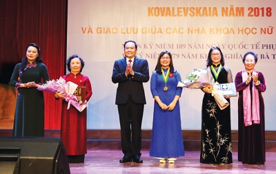 Khẳng định tài năng phụ nữ Việt trong khoa học