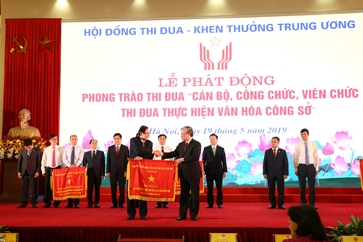 Bộ Nội vụ nhận Cờ thi đua của Chính phủ