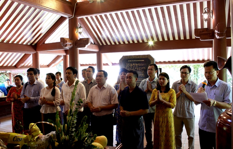 Chi bộ Vụ Pháp chế, Bộ Nội vụ tổ chức sinh hoạt ngoại khóa tại Khu di tích Đền thờ Bác 