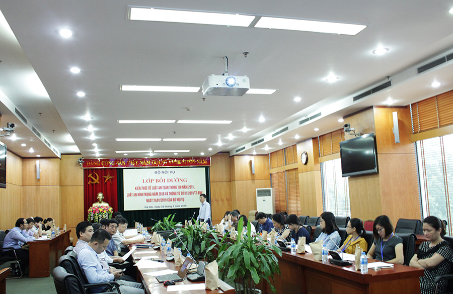 Lớp bồi dưỡng kiến thức về an toàn thông tin, an ninh mạng và quy trình trao đổi, lưu trữ, xử lý tài liệu điện tử trong công tác văn thư