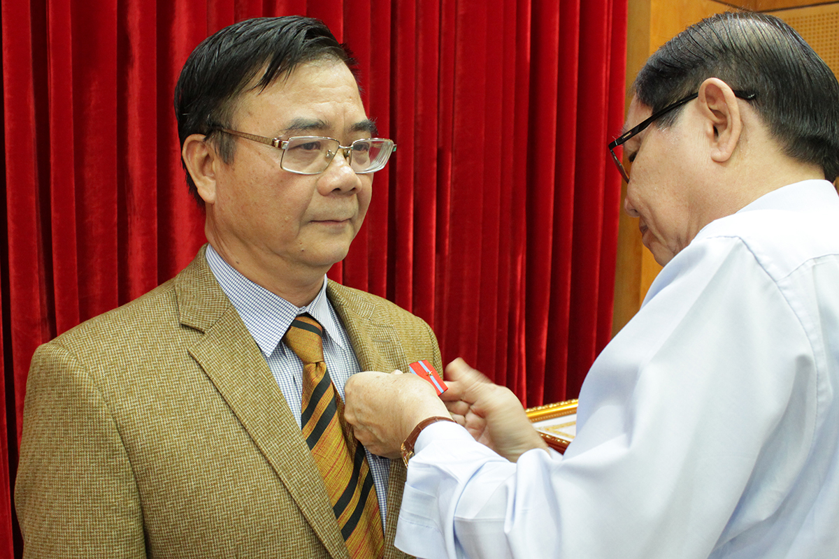 Bộ trưởng Bộ Nội vụ Lê Vĩnh Tân trao Huân chương Lao động hạng Nhì và quyết định nghỉ hưu để hưởng chế độ bảo hiểm xã hội cho Tổng biên tập Tạp chí Tổ chức nhà nước Nguyễn Đức Tuấn