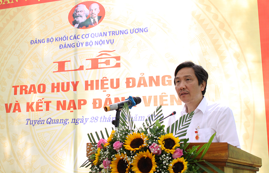 Lễ trao tặng Huy hiệu 30 năm tuổi Đảng và Kết nạp Đảng viên tại khu di tích lịch sử của Bộ Nội vụ tỉnh Tuyên Quang