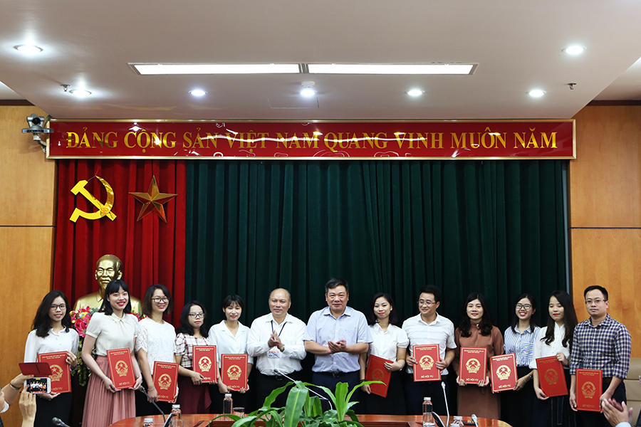 Trao quyết định tuyển dụng công chức vào Bộ Nội vụ năm 2018