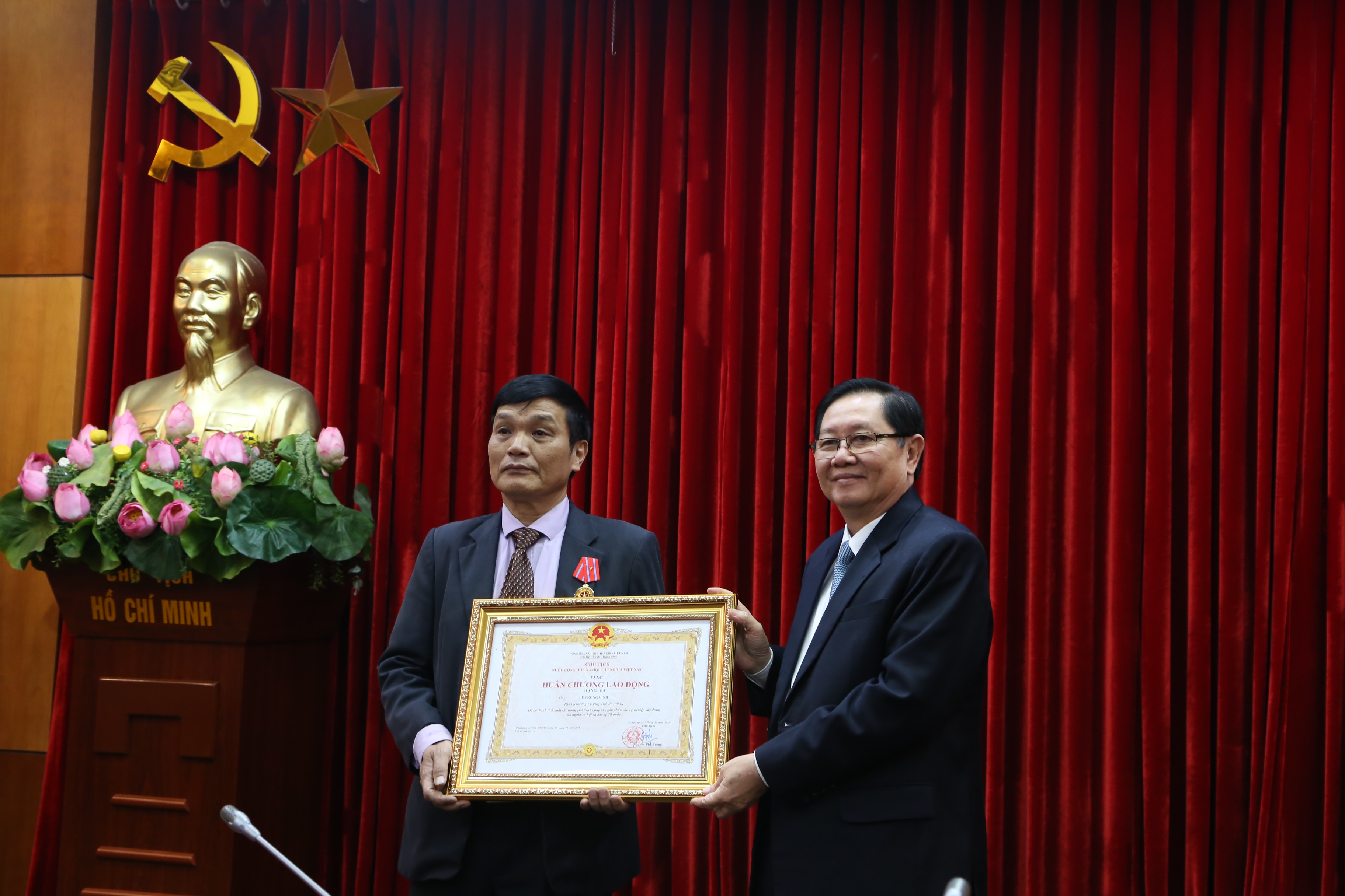 Lễ trao tặng Huân chương Lao động hạng Ba và công bố Quyết định nghỉ hưu theo chế độ đối với đồng chí Lê Trọng Vinh, Phó Vụ trưởng Vụ Pháp chế, Bộ Nội vụ.