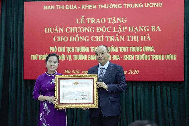 Trao tặng Huân chương Độc lập hạng Ba cho Trưởng ban Ban TĐKT Trung ương