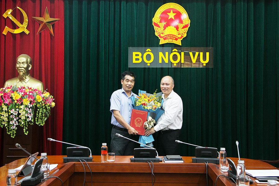 Công bố và trao Quyết định điều động, bổ nhiệm lãnh đạo cấp Phòng, Văn phòng Bộ Nội vụ