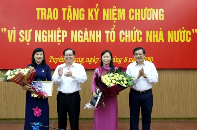 Lễ trao tặng Kỷ niệm chương “Vì sự nghiệp ngành Tổ chức nhà nước”