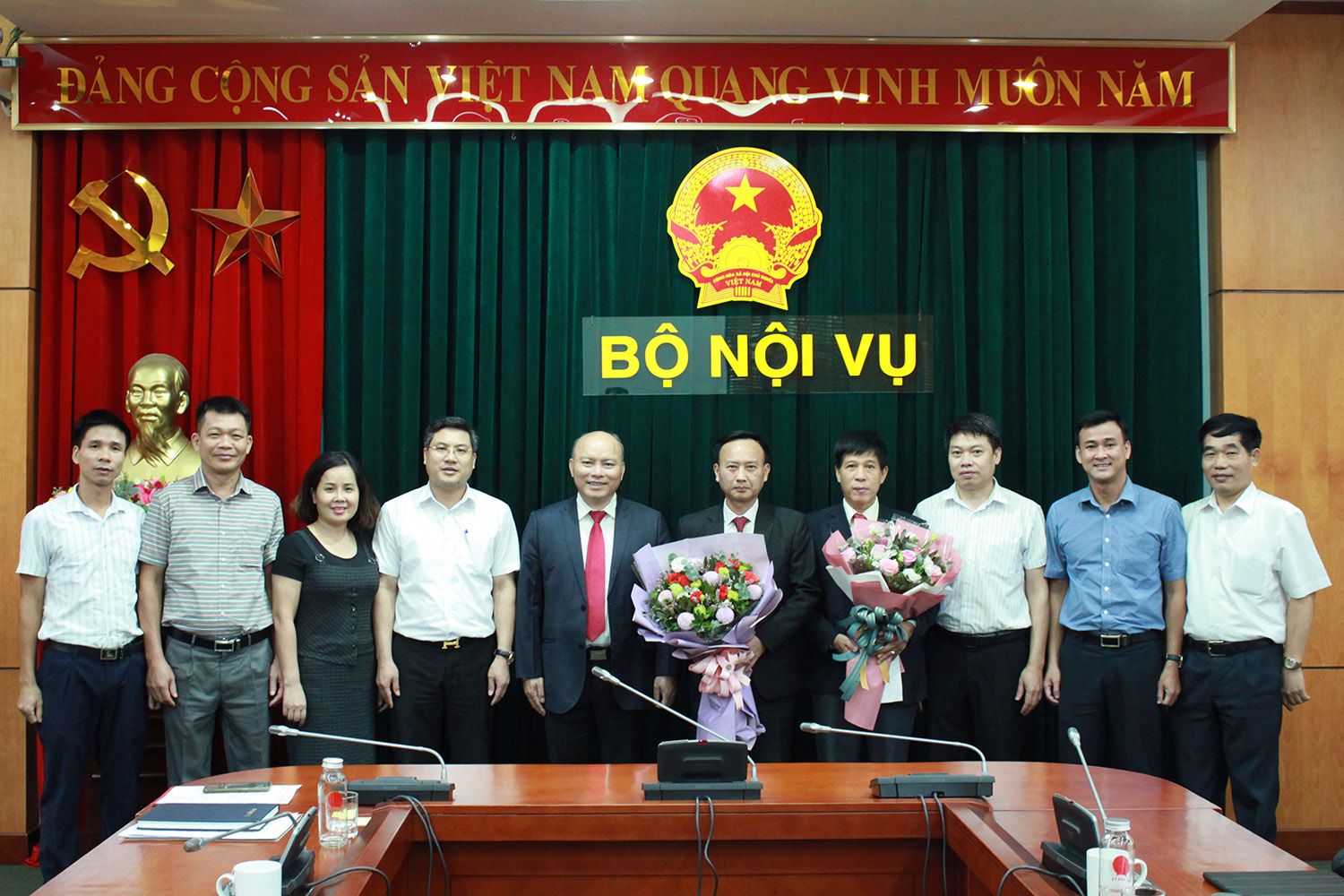 Lễ trao tặng Huy hiệu 40 năm và 30 năm tuổi Đảng