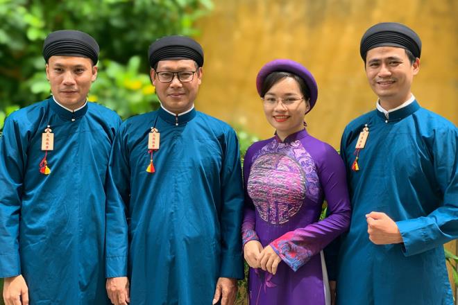 Nam công chức Huế mặc áo dài đi làm, dân mạng hào hứng tranh cãi