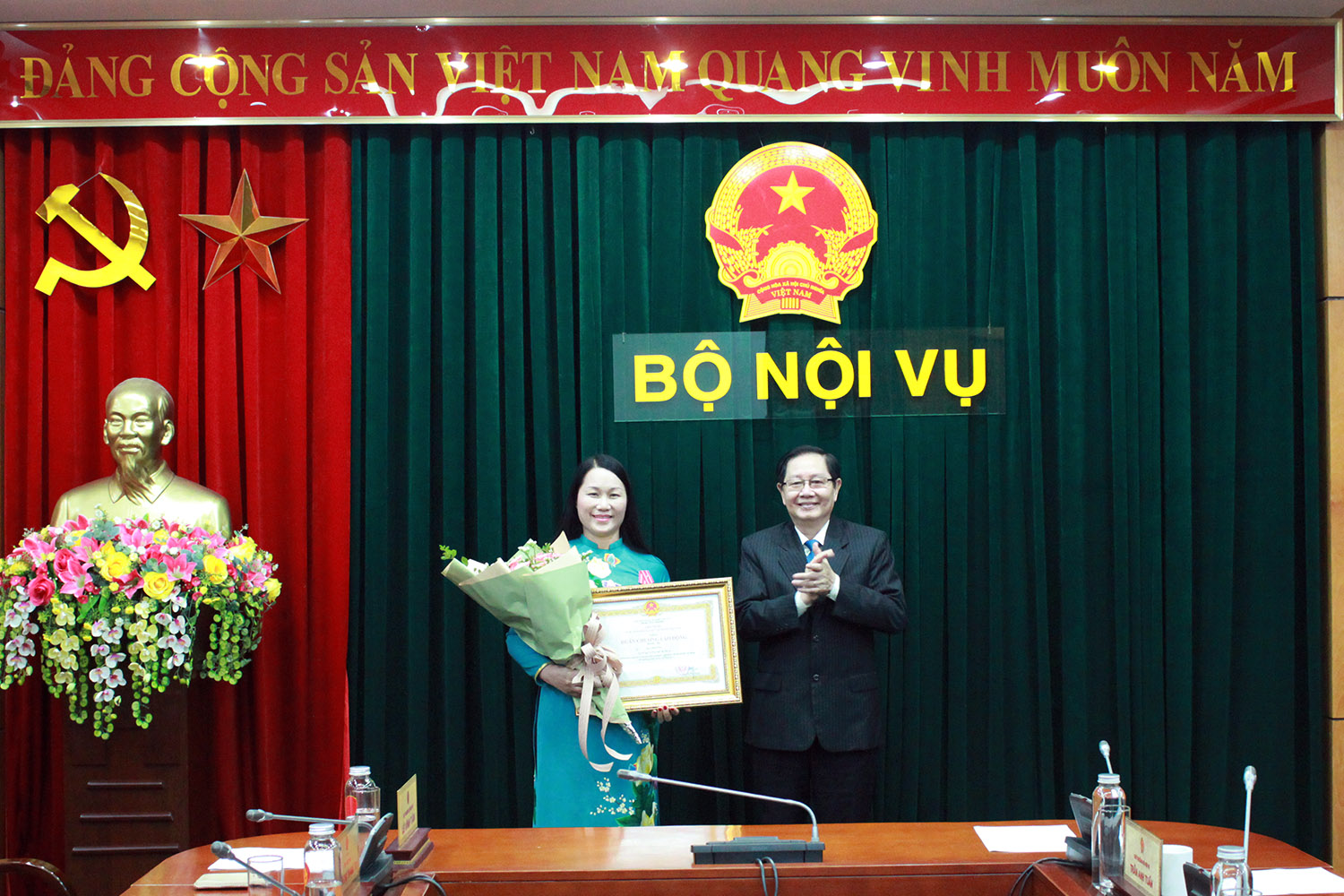 Bộ trưởng Bộ Nội vụ Lê Vĩnh Tân trao Huân chương Lao động hạng Ba và quyết định nghỉ hưu để hưởng chế độ bảo hiểm xã hội cho Vụ trưởng Vụ Tổng hợp Hà Thị Dung