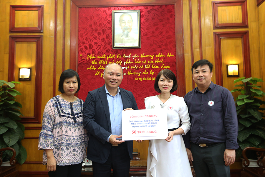 Công đoàn Bộ Nội vụ hưởng ứng lời kêu gọi ủng hộ đồng bào miền Trung khắc phục hậu quả lũ lụt