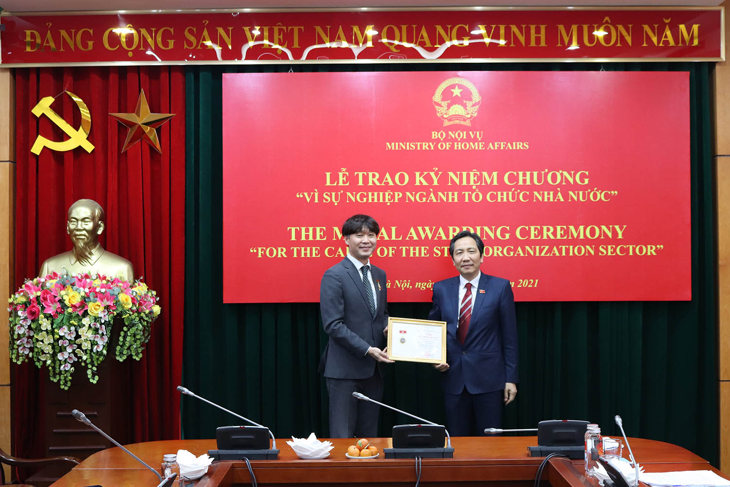 Lễ trao tặng Kỷ niệm chương “Vì sự nghiệp ngành Tổ chức nhà nước” cho nguyên Trưởng đại diện Quỹ Giao lưu quốc tế Hàn Quốc tại Việt Nam