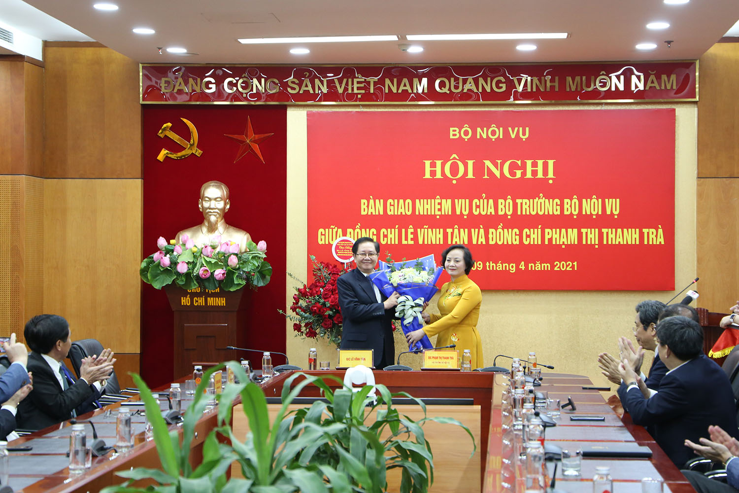 Hội nghị chuyển giao nhiệm vụ của Bộ trưởng Bộ Nội vụ giữa đồng chí Lê Vĩnh Tân và đồng chí Phạm Thị Thanh Trà