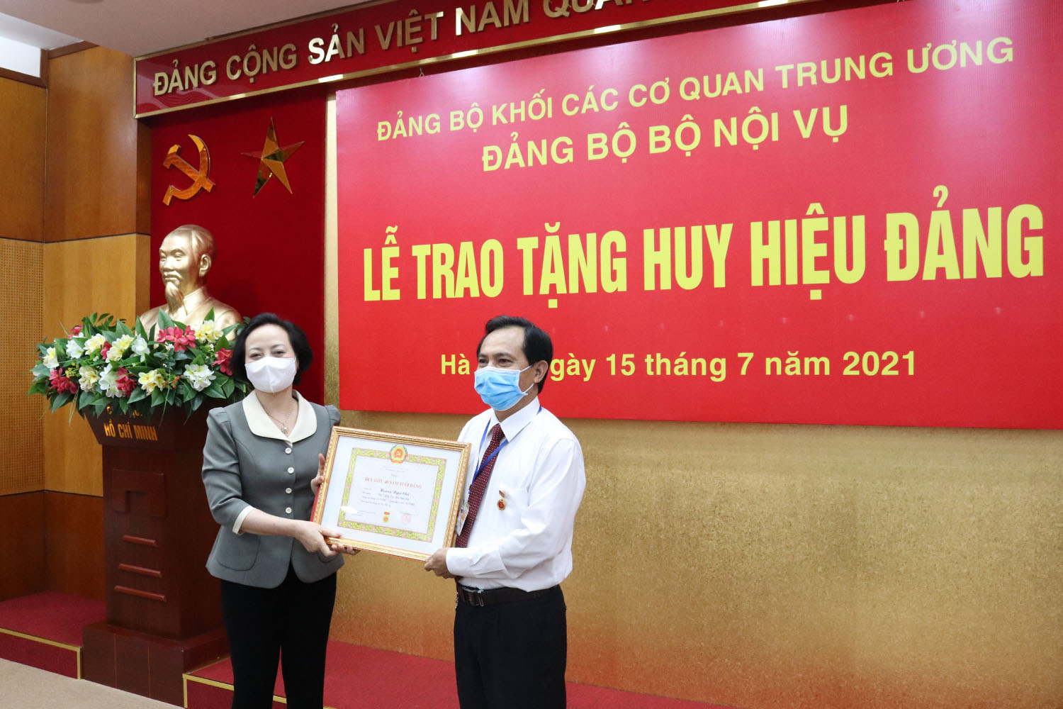 Lễ trao tặng Huy hiệu 40 năm và 30 năm tuổi Đảng