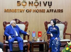 Bộ trưởng Phạm Thị Thanh Trà tiếp xã giao Đại sứ đặc mệnh toàn quyền nước Cộng hòa Cuba tại Việt Nam