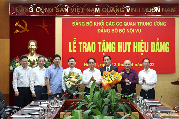 Lễ trao tặng Huy hiệu 40 năm, 30 năm tuổi Đảng