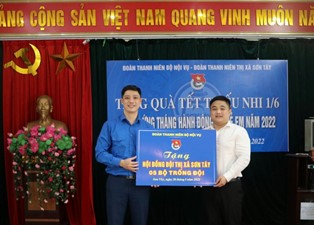 Đoàn Thanh niên Bộ Nội vụ tặng quà Tết thiếu nhi 1/6 và hưởng ứng Tháng hành động vì trẻ em năm 2022