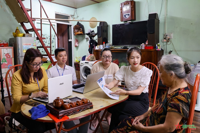 Hà Nội lần đầu tiên triển khai mô hình 'Đội cơ động hỗ trợ dịch vụ công trực tuyến tại nhà'