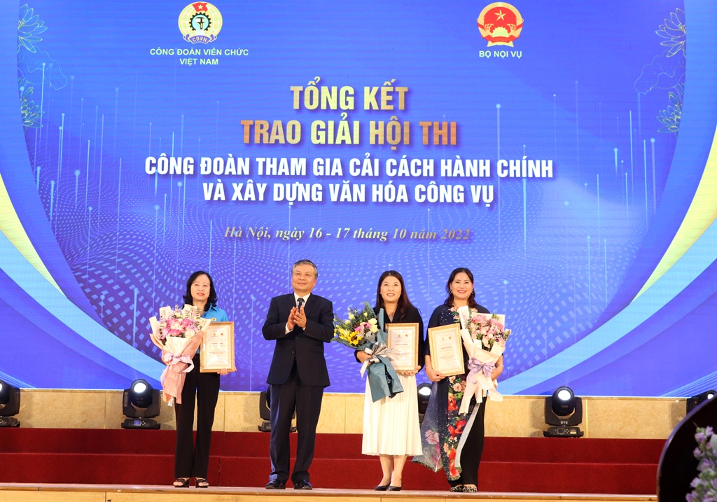 Trao giải Cuộc thi “Công đoàn tham gia cải cách hành chính và xây dựng văn hóa công vụ”.