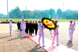 Đoàn đại biểu Hội Cựu chiến binh Cơ quan Bộ Nội vụ vào Lăng viếng Chủ tịch Hồ Chí Minh