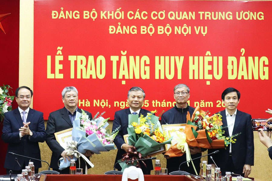 Lễ trao tặng Huy hiệu 40 năm, 30 năm tuổi Đảng