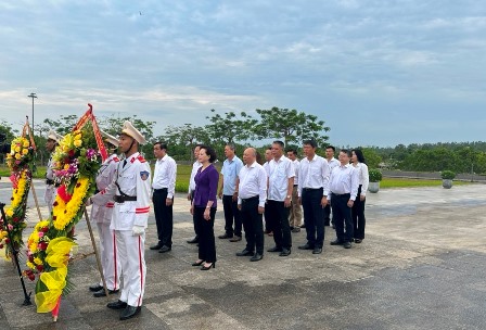 Đoàn công tác của Chính phủ dâng hương tưởng niệm tại Quần thể tượng đài Mẹ Việt Nam anh hùng Nguyễn Thị Thứ