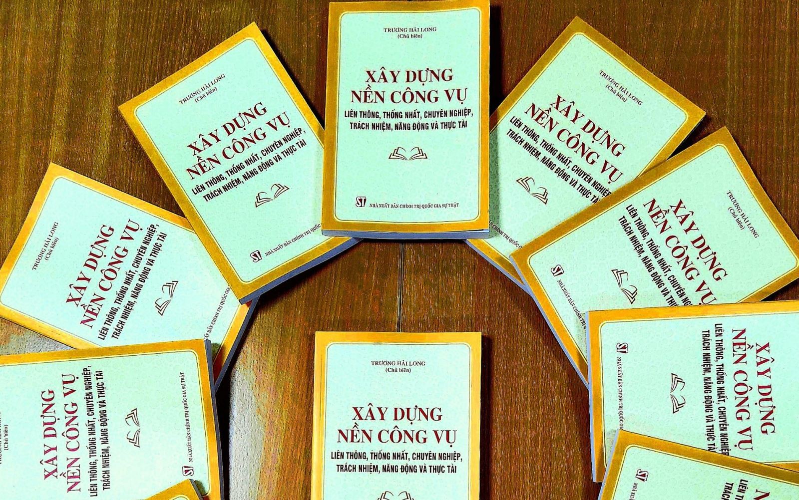 Xây dựng nền công vụ liên thông, thống nhất, chuyên nghiệp, trách nhiệm, năng động và thực tài