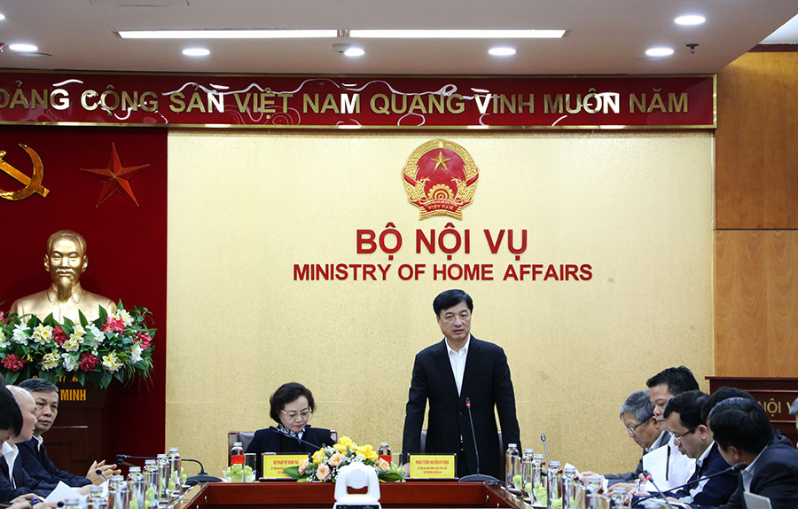 Trung tướng Nguyễn Duy Ngọc, Phó Tổ trưởng Thường trực Tổ công tác Đề án 06/CP của Chính phủ phát biểu tại Cuộc họp