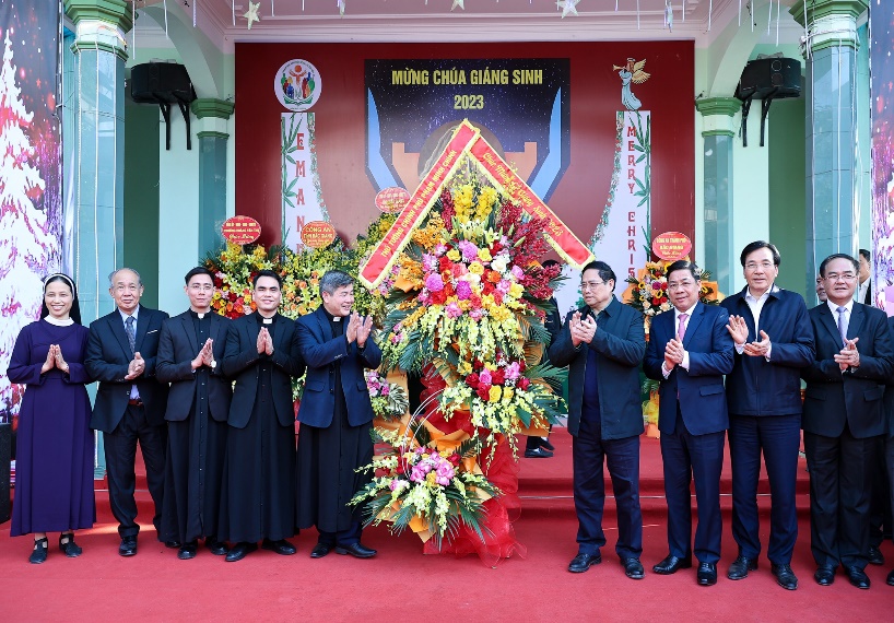 Thủ tướng Chính phủ Phạm Minh Chính thăm, chúc mừng các linh mục và đồng bào Công giáo tại giáo xứ Bắc Giang nhân lễ Giáng sinh năm 2023