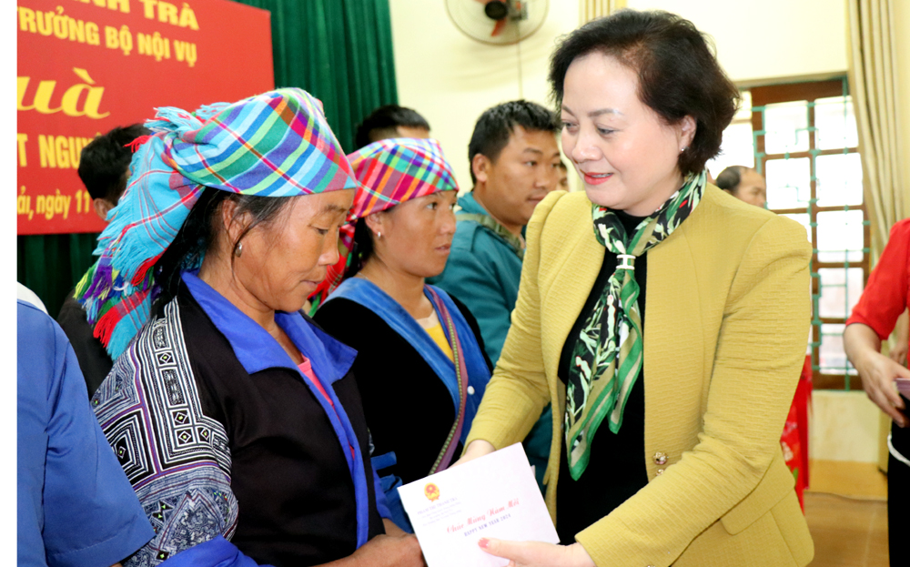 Bộ trưởng Bộ Nội vụ Phạm Thị Thanh Trà tặng quà Tết các gia đình chính sách, hộ nghèo tại 2 huyện Mù Cang Chải, Văn Chấn
