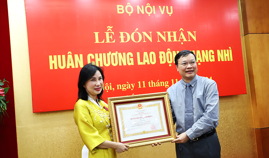 Lễ trao tặng Huân chương Lao động hạng Nhì cho Phó Vụ trưởng Vụ Công chức - Viên chức Lê Minh Hương