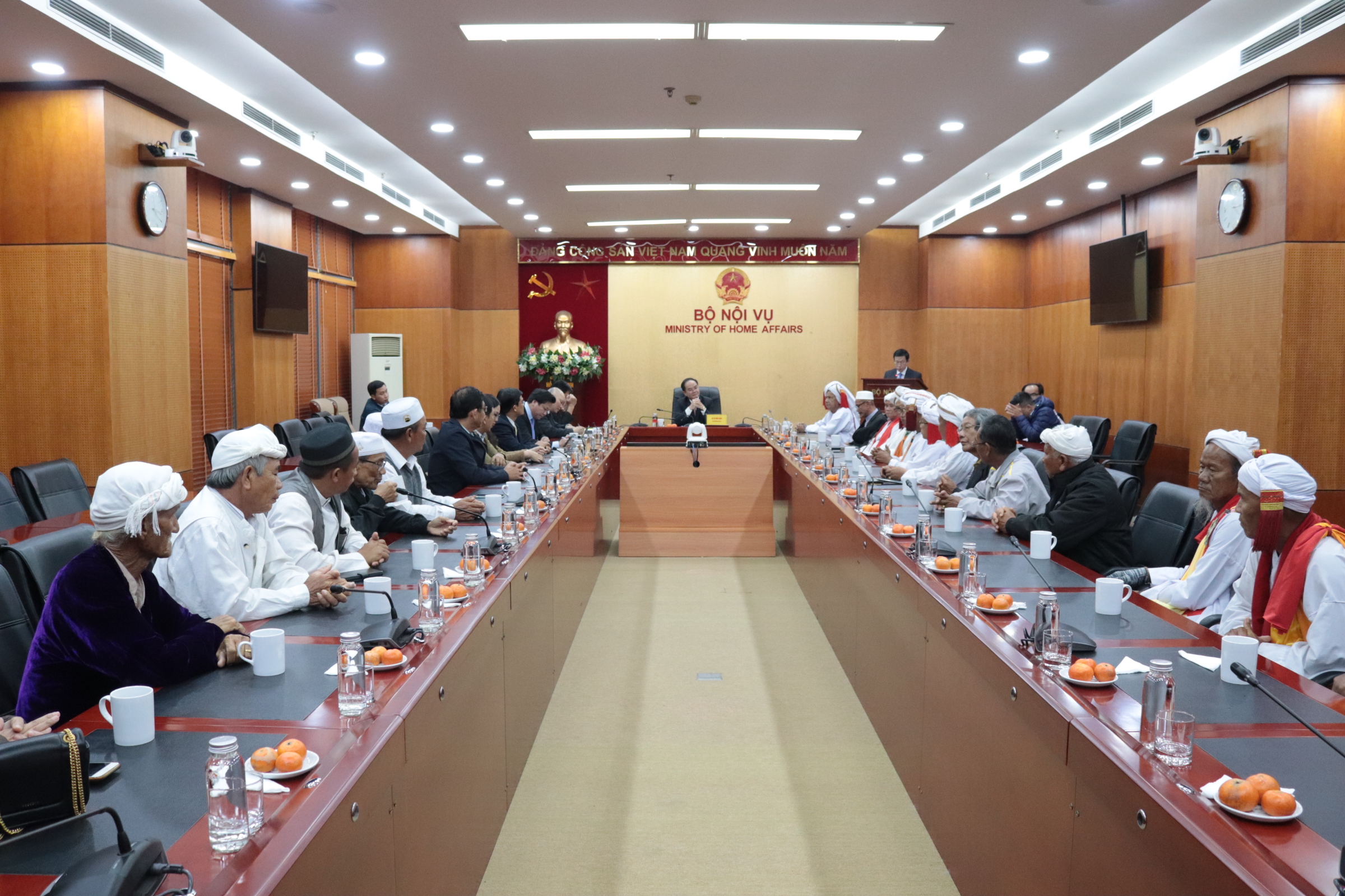 Thứ trưởng Bộ Nội vụ Vũ Chiến Thắng tiếp Đoàn đại biểu tôn giáo vùng đồng bào dân tộc Chăm, tỉnh Ninh Thuận