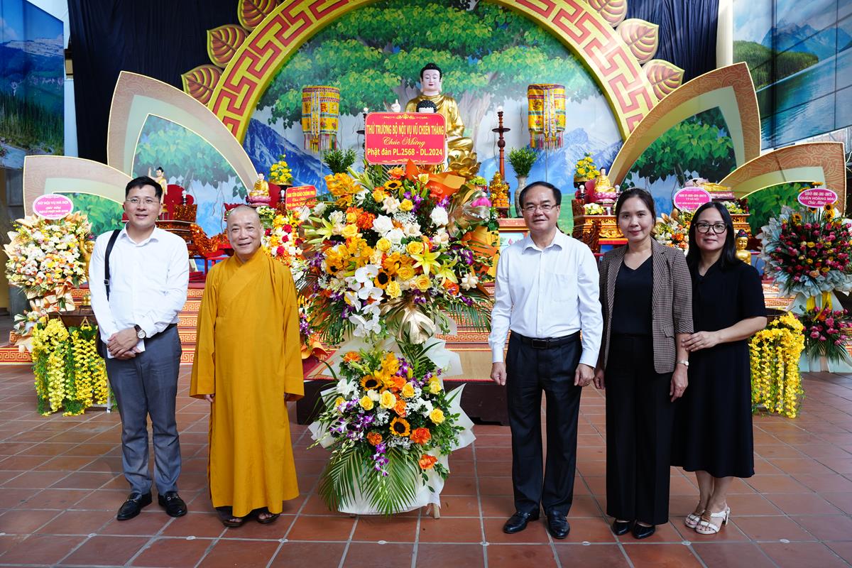 Thứ trưởng Vũ Chiến Thắng chúc mừng chức sắc Giáo hội Phật giáo Việt Nam nhân lễ Phật đản Phật lịch 2568