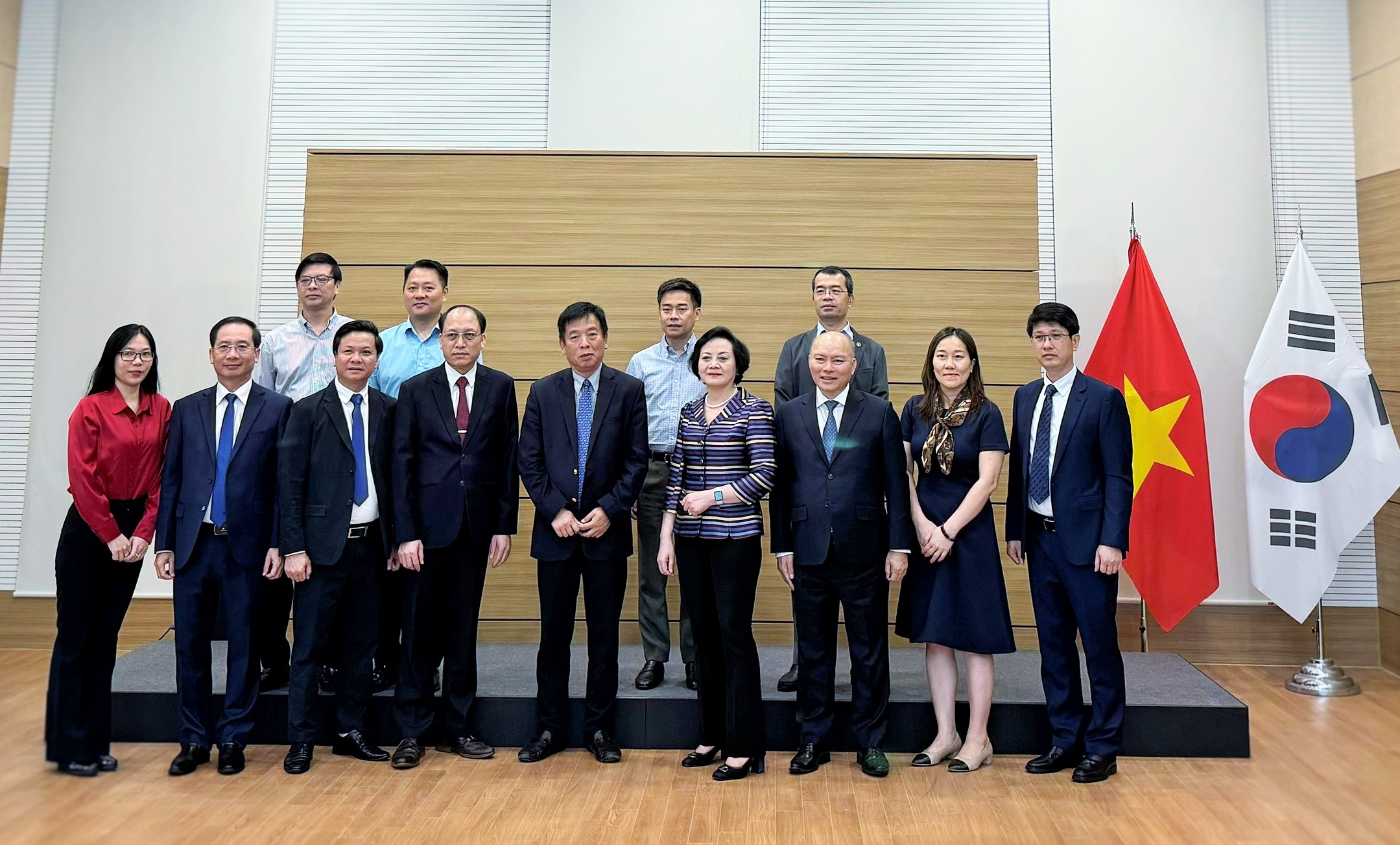 Đoàn công tác Bộ Nội vụ thăm và làm việc với Đại sứ quán Việt Nam tại Hàn Quốc