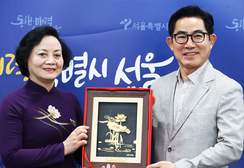 Bộ trưởng Bộ Nội vụ Phạm Thị Thanh Trà thăm và làm việc với chính quyền thành phố Seoul, Hàn Quốc về đô thị thông minh