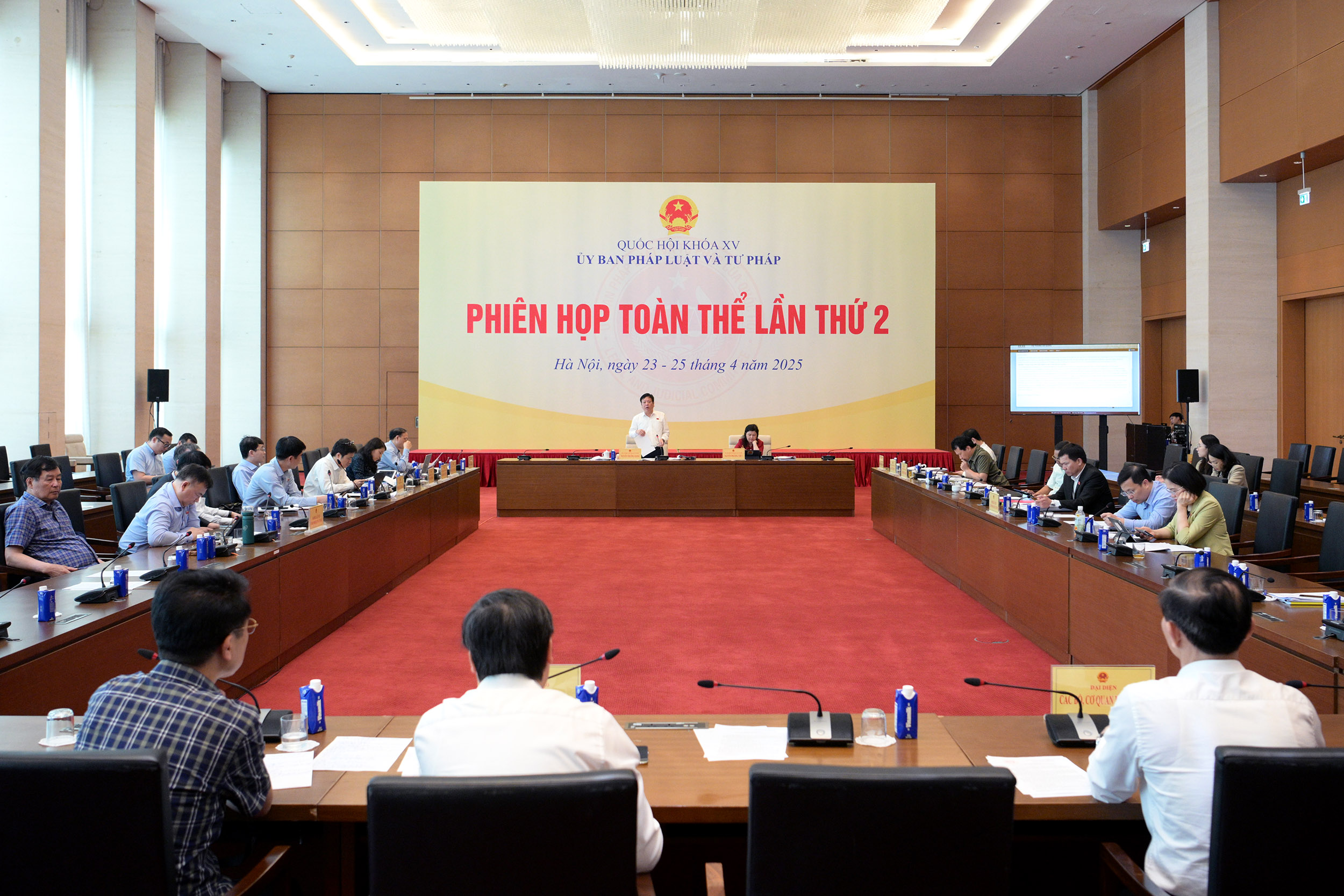 Ủy ban Pháp luật và Tư pháp thẩm tra dự án Luật Cán bộ, công chức (sửa đổi)