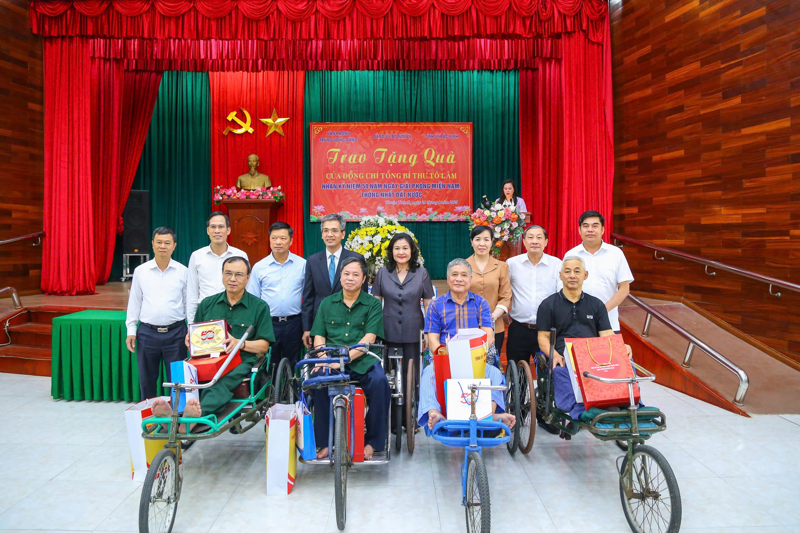 Tổng Bí thư Tô Lâm tặng quà cho các thương binh, bệnh binh tại Trung tâm Điều dưỡng thương binh Thuận Thành