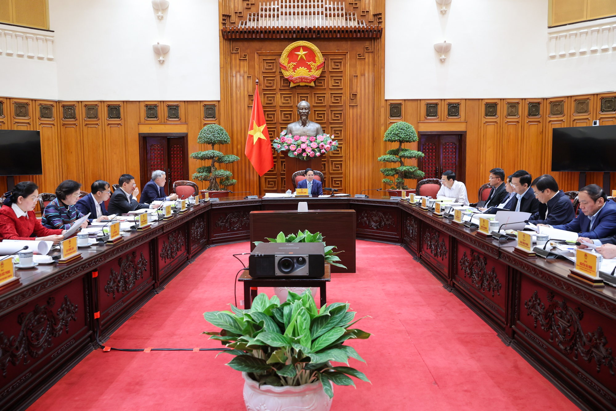 Đôn đốc triển khai, hoàn thành nhiệm vụ theo Kết luận của Bộ Chính trị, Ban Bí thư về hợp nhất, sáp nhập đơn vị hành chính cấp tỉnh, cấp xã và tổ chức chính quyền địa phương 02 cấp