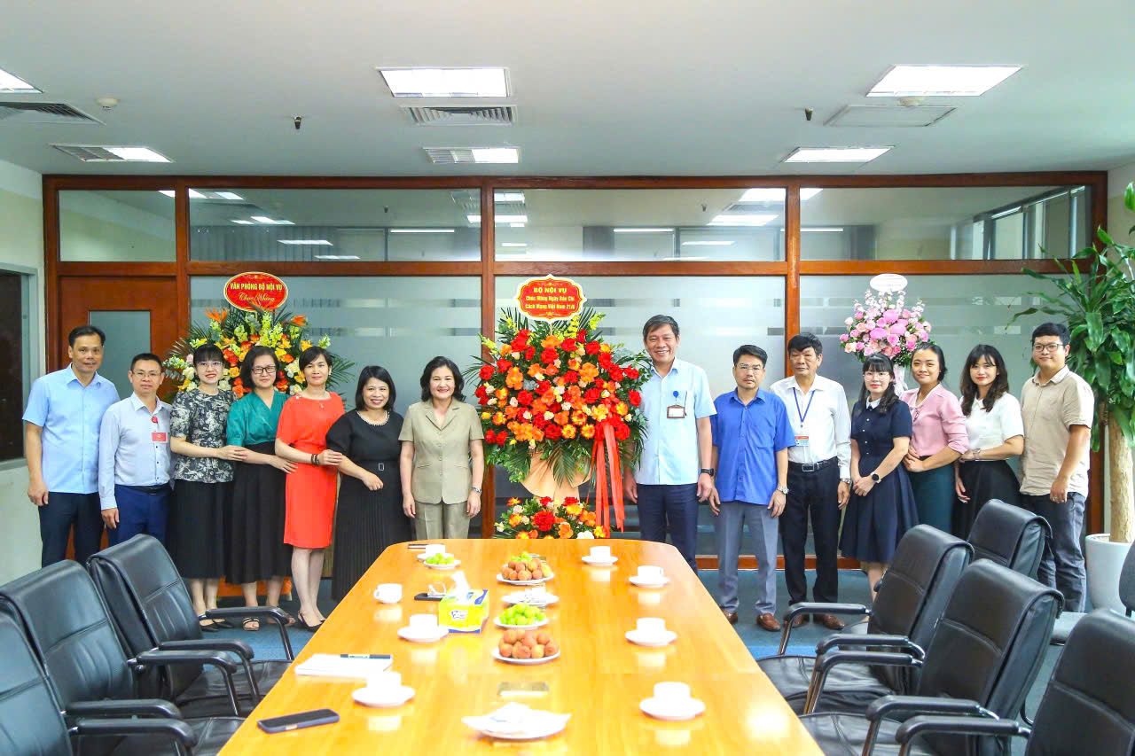 Lãnh đạo Bộ Nội vụ và các cơ quan, đơn vị chúc mừng Trung tâm Công nghệ thông tin nhân dịp Kỷ niệm 100 năm Ngày Báo chí cách mạng Việt Nam 21/6