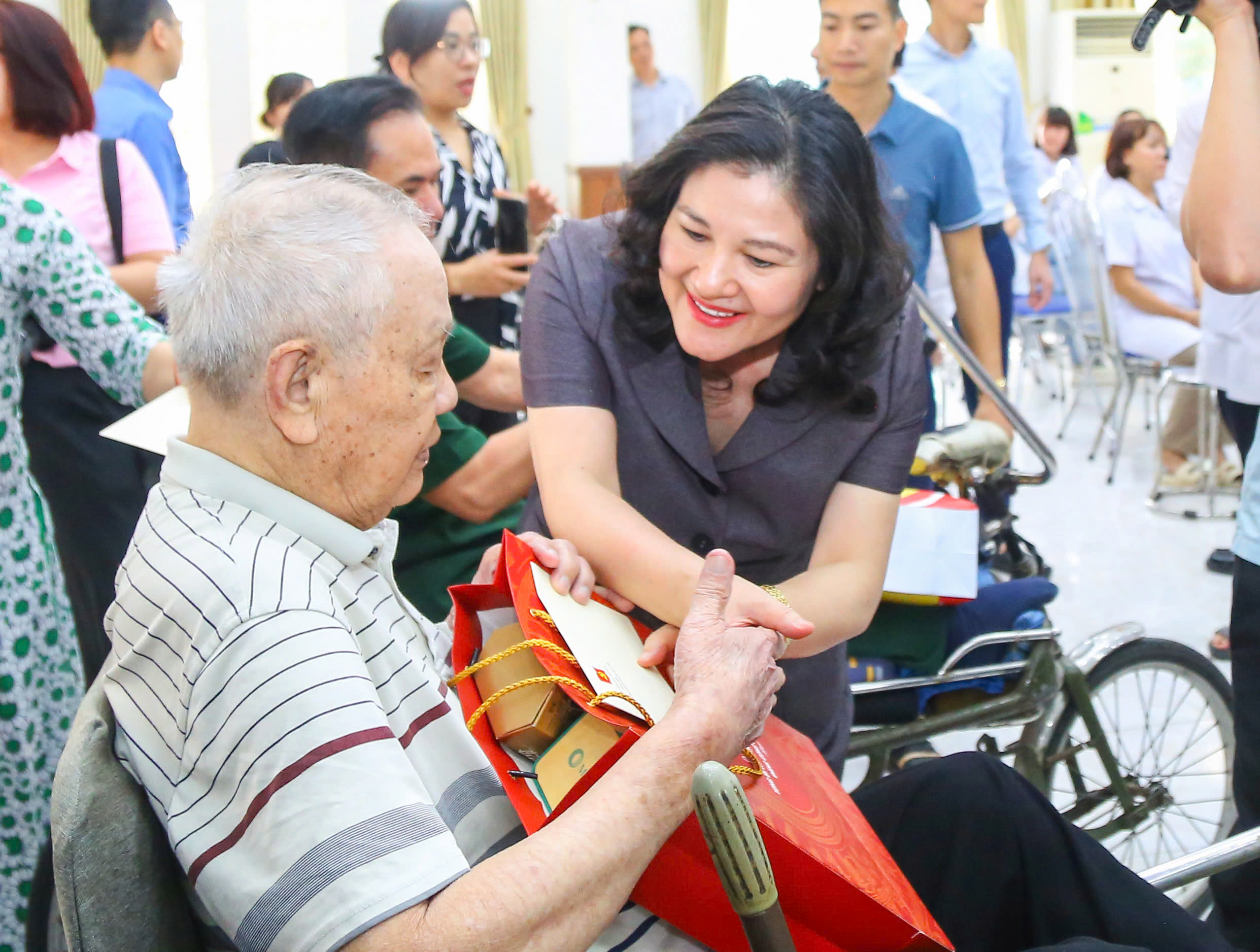 Bộ Nội vụ hướng dẫn tặng quà của Chủ tịch nước nhân dịp kỷ niệm 78 năm ngày Thương binh - Liệt sĩ