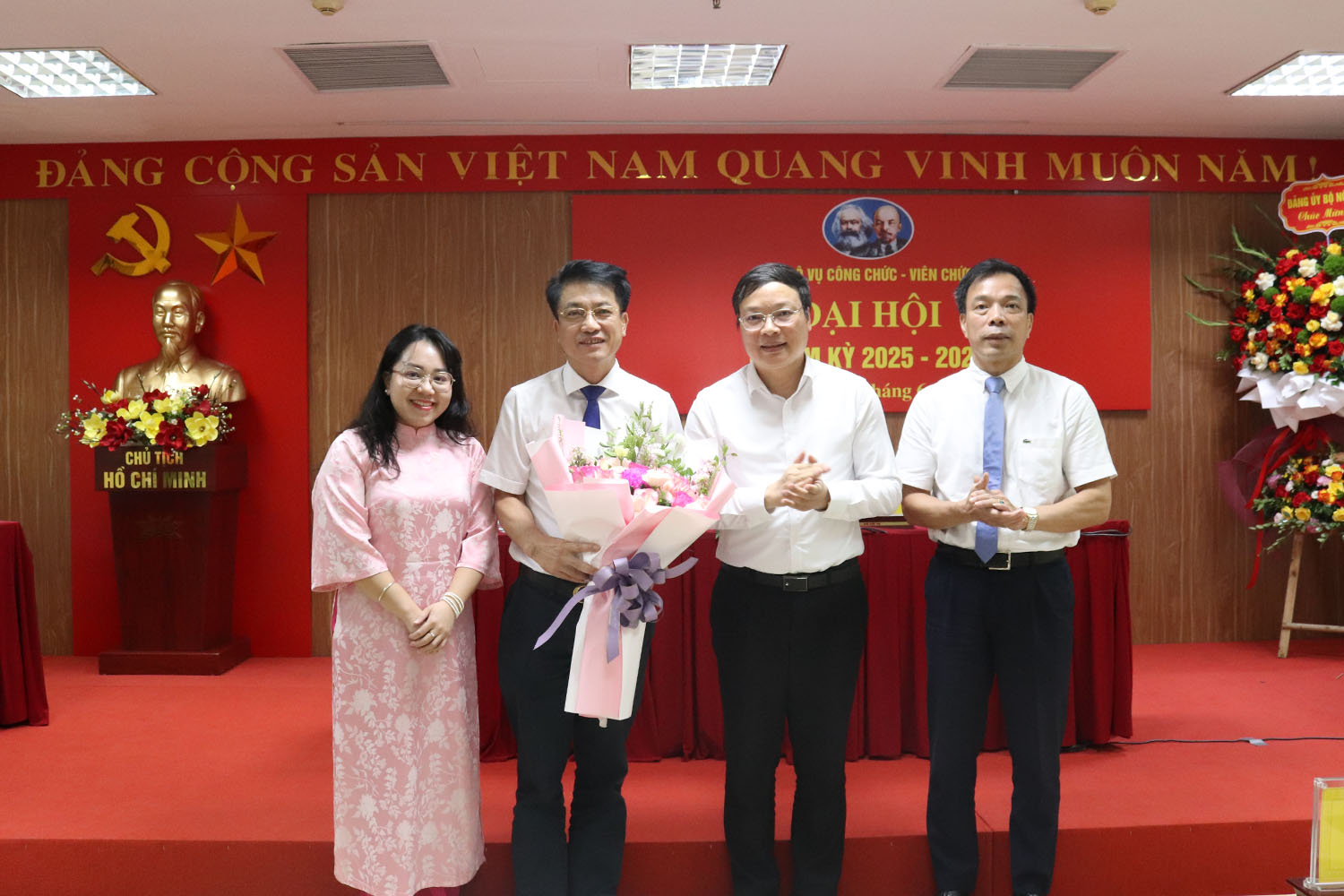 Đại hội Chi bộ Vụ Công chức - Viên chức, nhiệm kỳ 2025 - 2027
