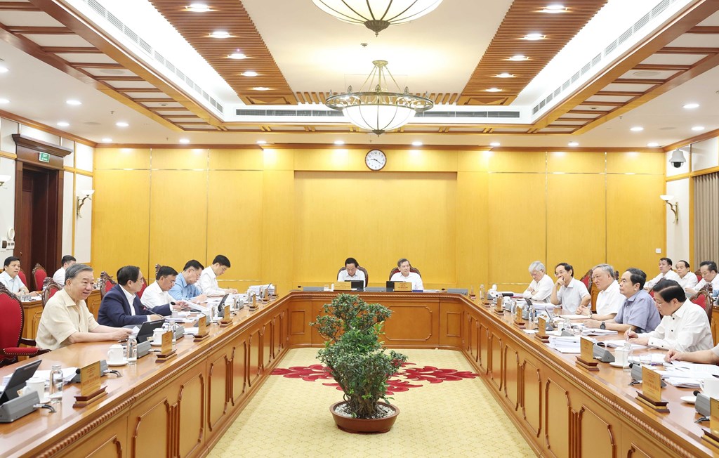 Kết luận số 174-KL/TW của Bộ Chính trị, Ban Bí thư về một số nhiệm vụ tiếp tục xây dựng tổ chức, hoạt động của đơn vị hành chính 2 cấp bảo đảm thông suốt, hiệu quả.