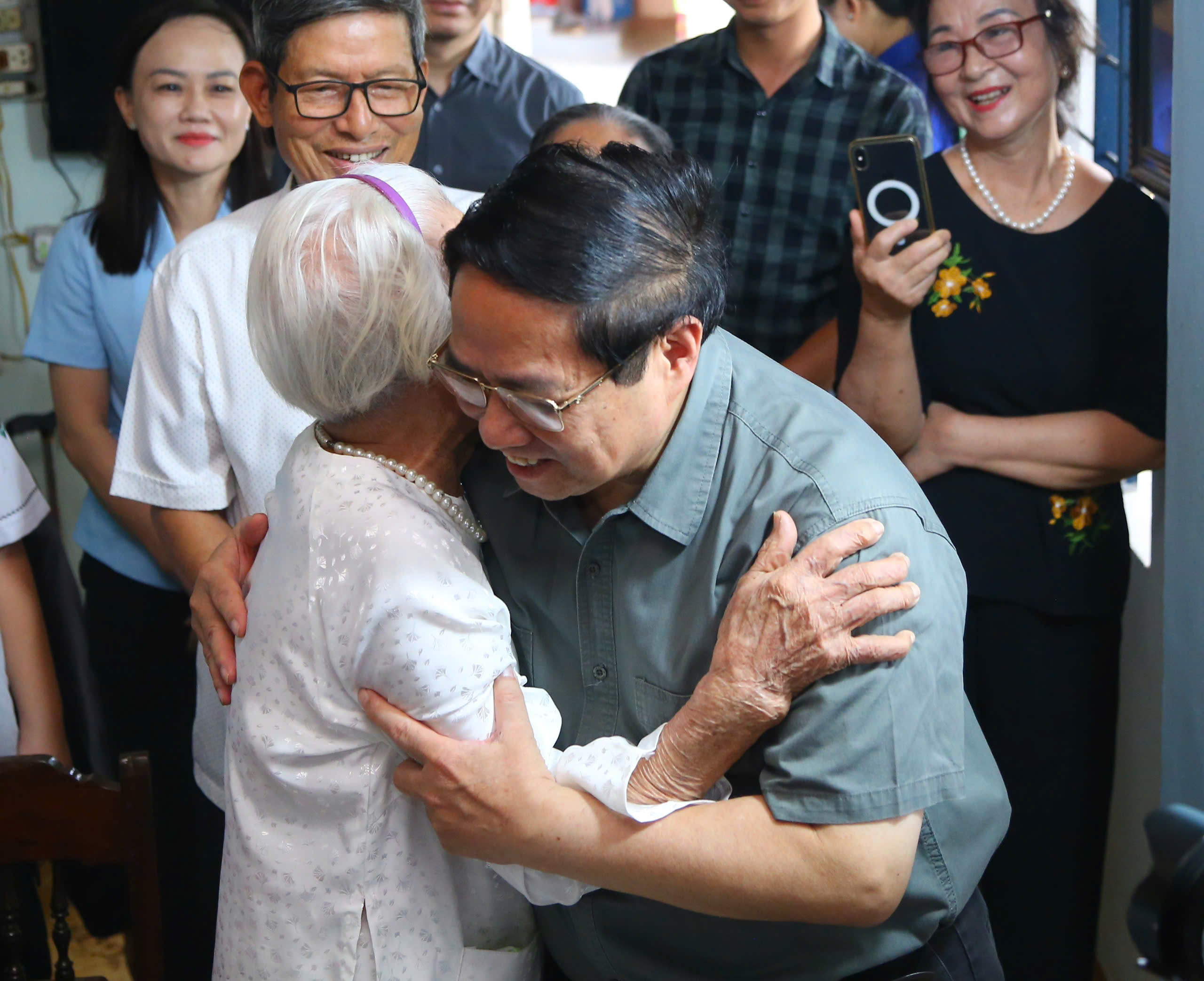 Thủ tướng Chính phủ thăm Mẹ Việt Nam anh hùng và dâng hương tưởng niệm các anh hùng, liệt sĩ tại tỉnh Quảng Trị