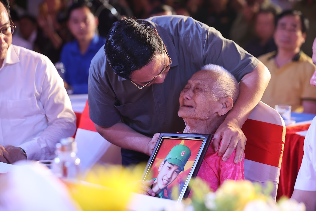 Thủ tướng Chính phủ Phạm Minh Chính tham dự Lễ thắp nến tri ân các Anh hùng liệt sĩ tại Nghĩa trang Liệt sĩ quốc gia Trường Sơn