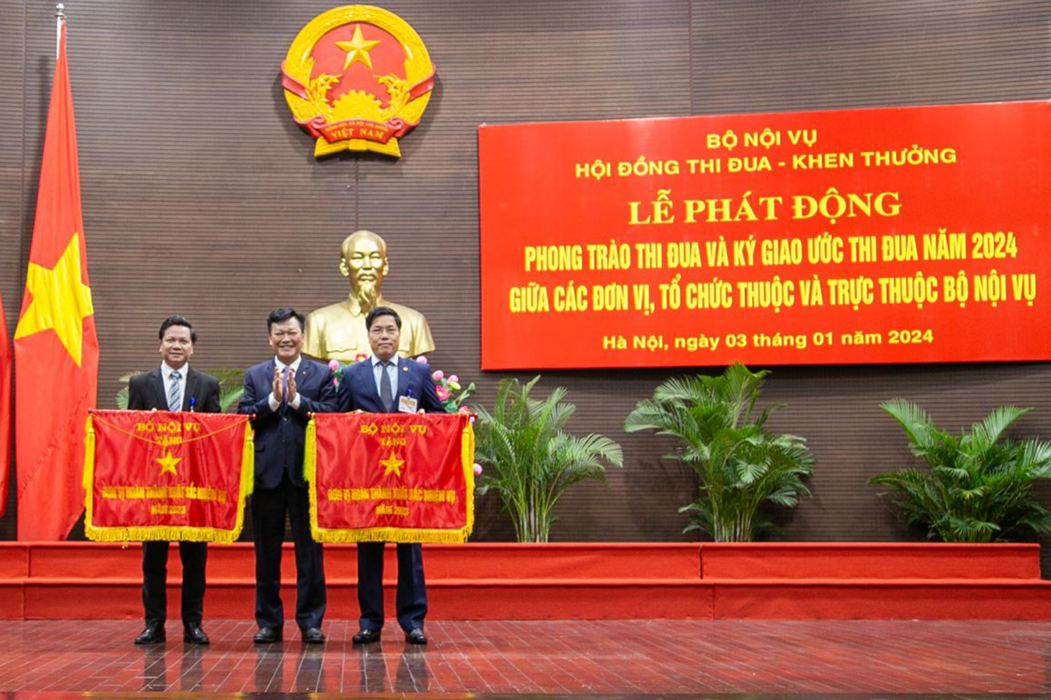 Thứ trưởng Nguyễn Duy Thăng trao Cờ thi đua của Bộ Nội vụ cho 02 đơn vị.