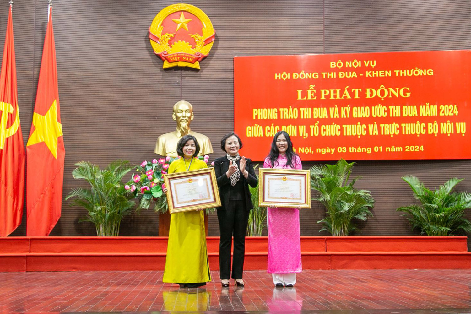 Thừa ủy quyền của Thủ tướng Chính phủ, Bộ trưởng Phạm Thị Thanh Trà trao tặng Bằng khen của Thủ tướng Chính phủ cho 02 cá nhân.
