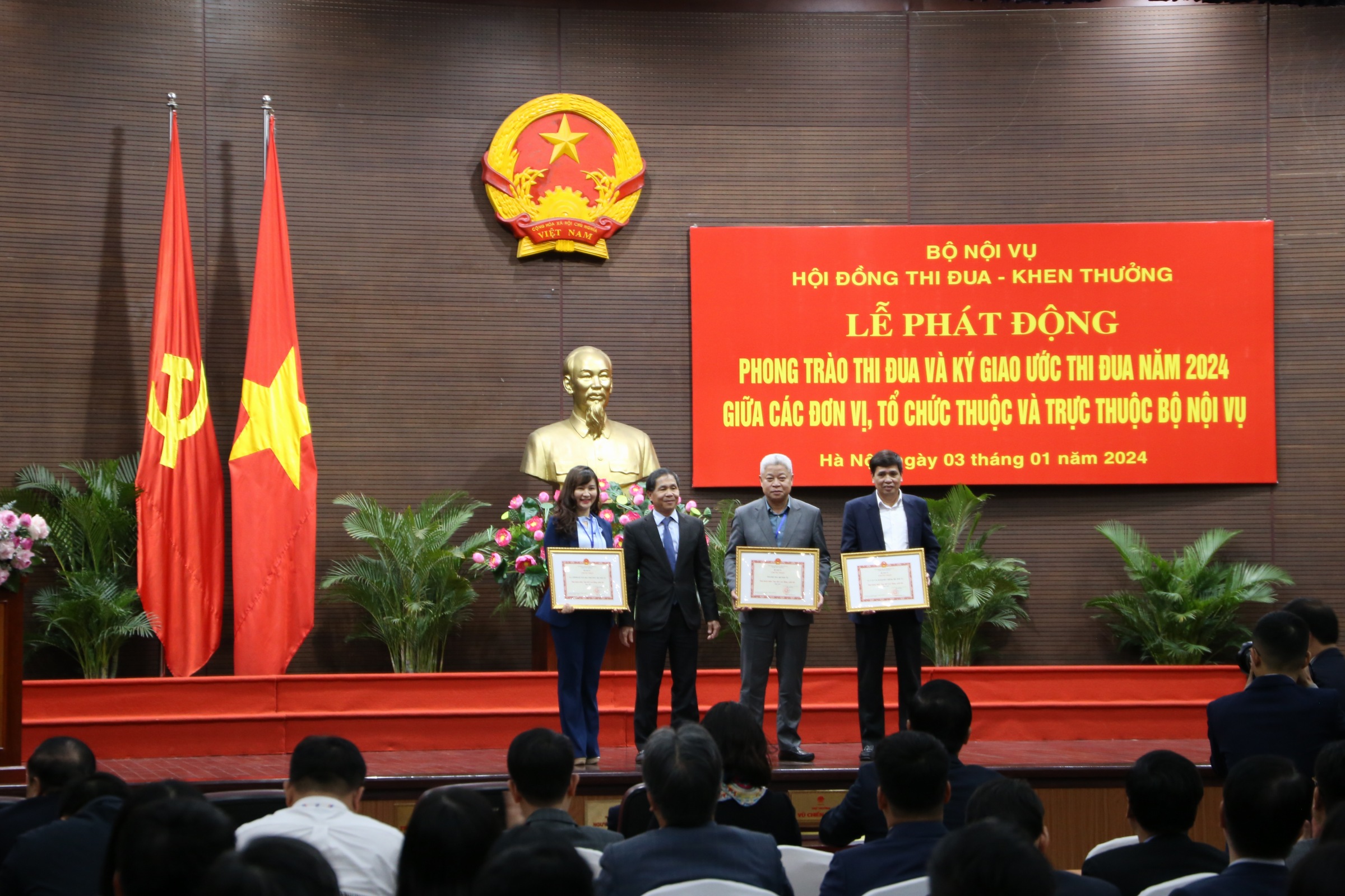 Thứ trưởng Triệu Văn Cường trao danh hiệu Tập thể Lao động xuất sắc cho 03 đơn vị.