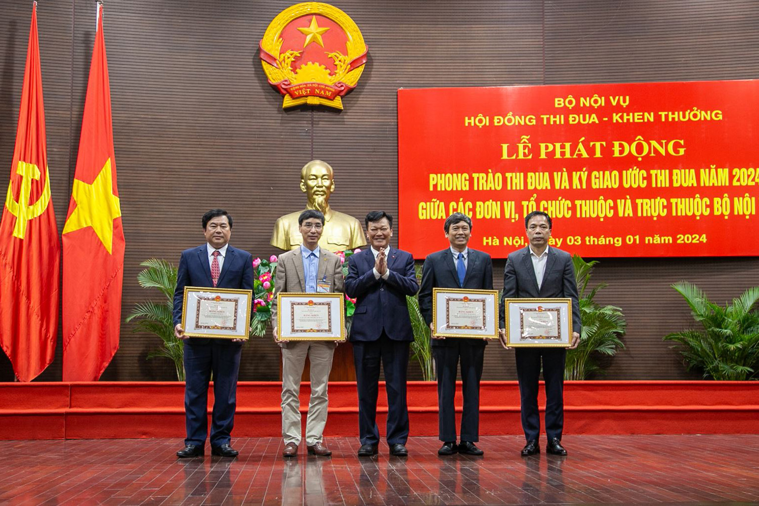 Thứ trưởng Nguyễn Duy Thăng trao Bằng khen của Bộ trưởng Bộ Nội vụ cho 04 đơn vị đã có thành tích trong phong trào thi đua hoàn thành Cơ sở dữ liệu.
