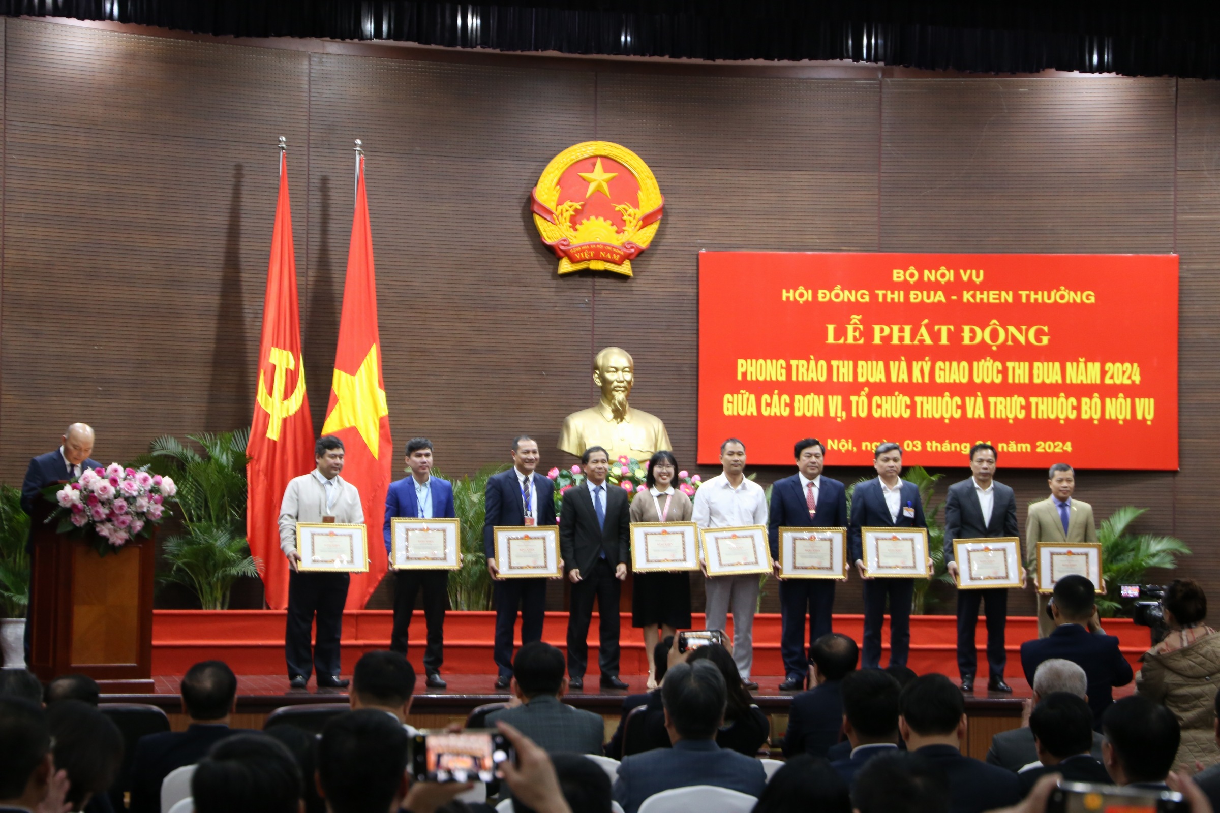 Thứ trưởng Triệu Văn Cường trao Bằng khen của Bộ trưởng Bộ Nội vụ cho các cá nhân đã có thành tích trong phong trào thi đua hoàn thành Cơ sở dữ liệu.